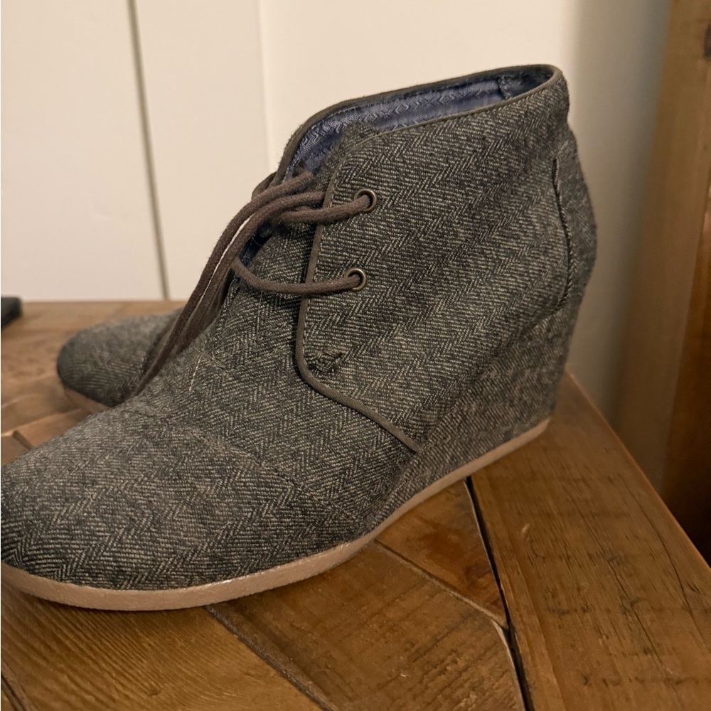 Tom’s wedge booties sz 9